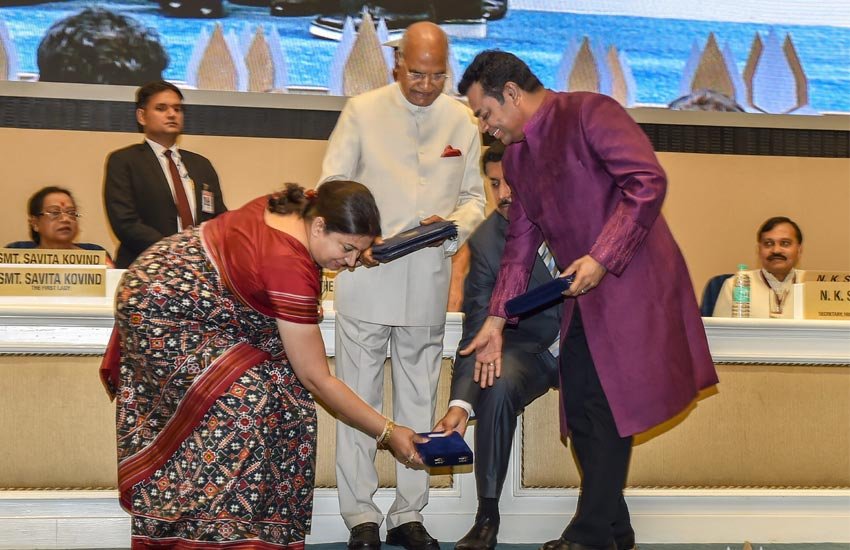 संगीतकार एआर रहमान को राष्‍ट्रीय पुरस्‍कार प्रदान करते राष्‍ट्रपति रामनाथ कोविंद। साथ में हैं केंद्रीय सूचना एवं प्रसारण मंत्री स्‍मृति ईरानी। (Photo: PTI)