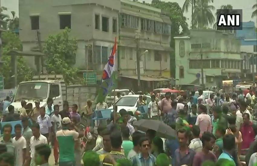 पश्चिम बंगाल पंचायत चुनाव में जीत के बाद जश्न मनाते सत्ताधारी तृणमूल कांग्रेस के नेता(फोटो-एएनआई) पश्चिम बंगाल पंचायत चुनाव में जीत के बाद जश्न मनाते सत्ताधारी तृणमूल कांग्रेस के नेता(फोटो-एएनआई)