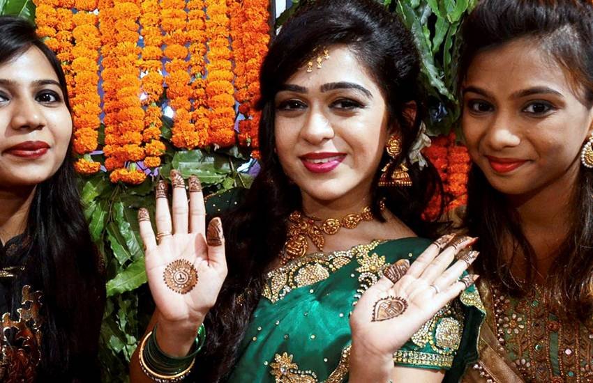 लालू परिवार की होने वाली बहू ऐश्वर्या ने बुधवार (9 मई) को तेज प्रताप के नाम की मेंहदी लगाई। (फोटो सोर्स: पीटीआई)