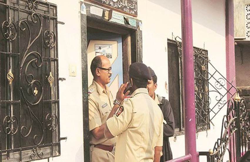 ठाणे के कपूरबावड़ी थाने में चार पीडि़त किन्‍नरों ने इस मामले में शिकायत दर्ज करवाई है। फोटो- इंडियन एक्‍सप्रेस