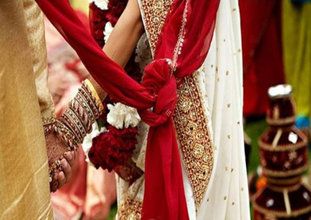 सिद्धार्थ नगर के जिला अस्‍पताल में महिला मरीज के शव के पास खड़े सांसद जगदंबिका पाल। फोटो-एएनआई 