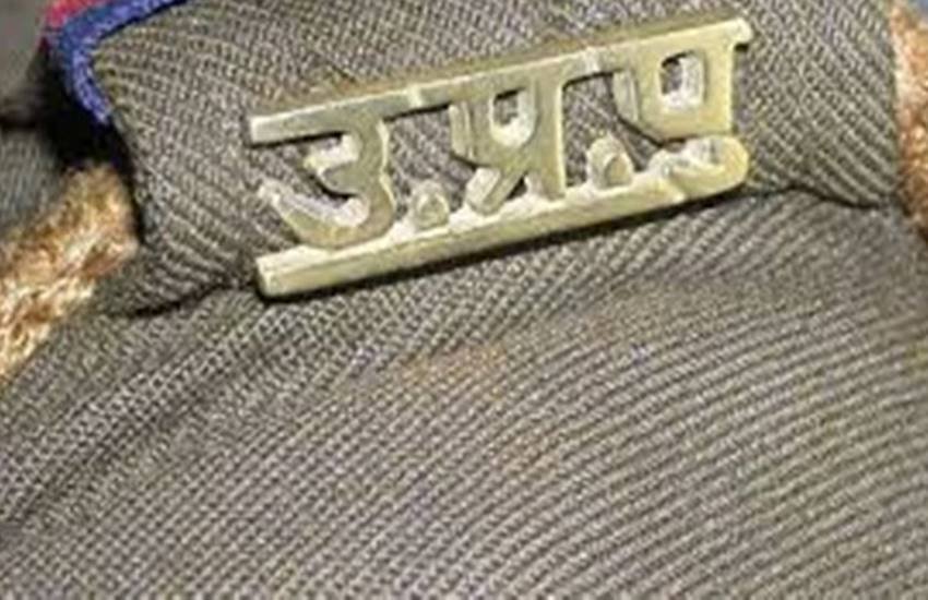 घायल महिला को अस्पताल पहुंचाता यूपी पुलिस का सिपाही (फोटो सोर्स- ट्विटर/@sitapurpolice)