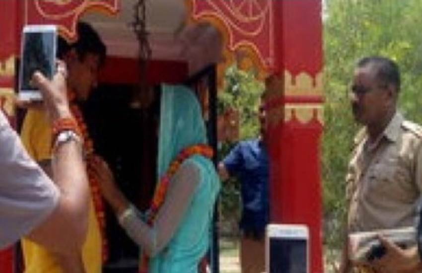 महिला को उसी के खेत में धमकाता हुआ पुलिसकर्मी। (फोटोः फेसबुक)