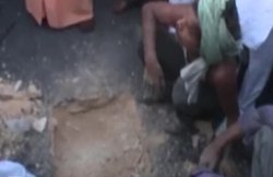 वीडियो: फावड़ा मंगवा सीएम योगी आदित्यनाथ ने खुदवाई नई सड़क, बोले- क्वालिटी चेक करो