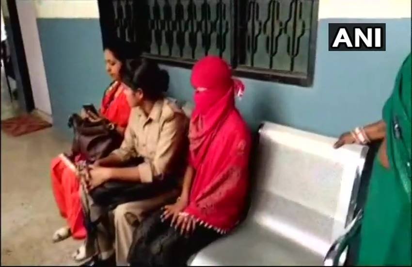 महिला कांस्टेबल के साथ बैठी उन्नाव में गैंगरेप का शिकार नाबालिग(फोटो-एएनआई) महिला कांस्टेबल के साथ बैठी उन्नाव में गैंगरेप का शिकार नाबालिग(फोटो-एएनआई)