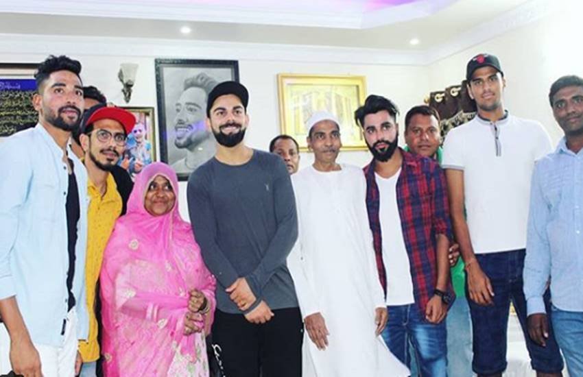 मोहम्मद सिराज के परिवार के साथ RCB की टीम। (फोटो सोर्स- इंस्टाग्राम)