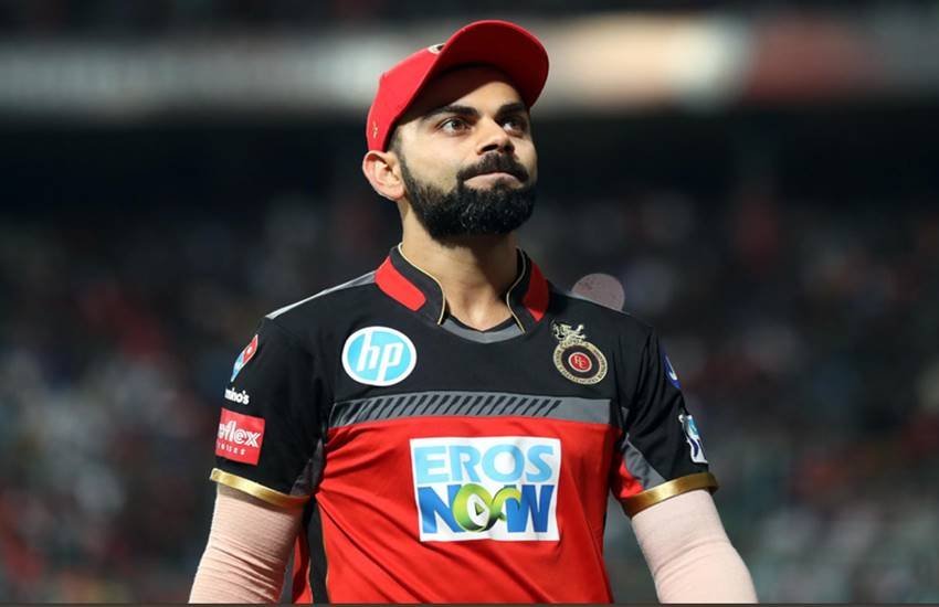 मुंबई के खिलाफ हुए मैच में शॉट जड़ने के बाद कोहली। (फोटोः आईपीएल) 