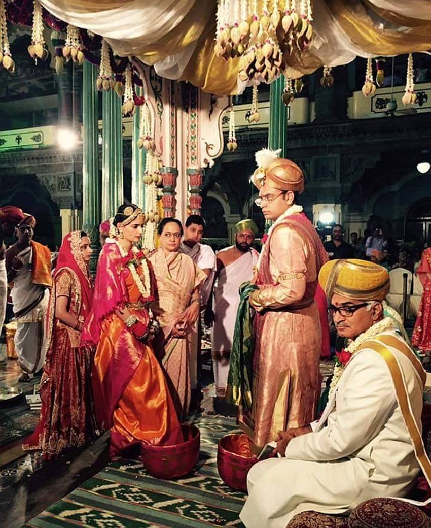 वोडेयार शाही परिवार के वंशज यदुवीर कृष्णदत्ता अपनी पत्नी त्रिशिका कुमारी सिंह के साथ। 27 जून 2016 में मैसूर अंबा विलास पैलेस में दोनों की शादी हुई। राजस्थान के शाही परिवार से ताल्लुक रखने वाली त्रिशिका ने इस मौके पर कांजीवारा सिल्क सांड़ी और टेंपल जूलरी पहनी थी। (फोटो- Yaduveer Krishnadatta Chamaraja Wodeyar/FacebookYaduveer Krishnadatta Chamaraja Wodeyar/Facebook)