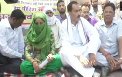 यूपी: धरने पर बैठी महिला का आरोप- बीजेपी विधायक के बेटे ने किया रेप