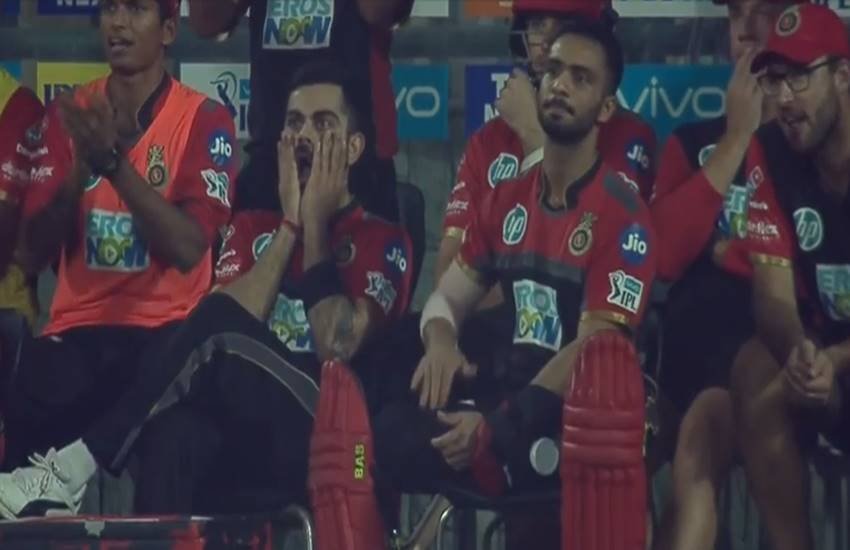 DD vs RCB:साथी खिलाड़ी एबी डीवीलियर्स का छक्का देख विराट कोहली रह गए हैरान(फोटो-वीडियो से)