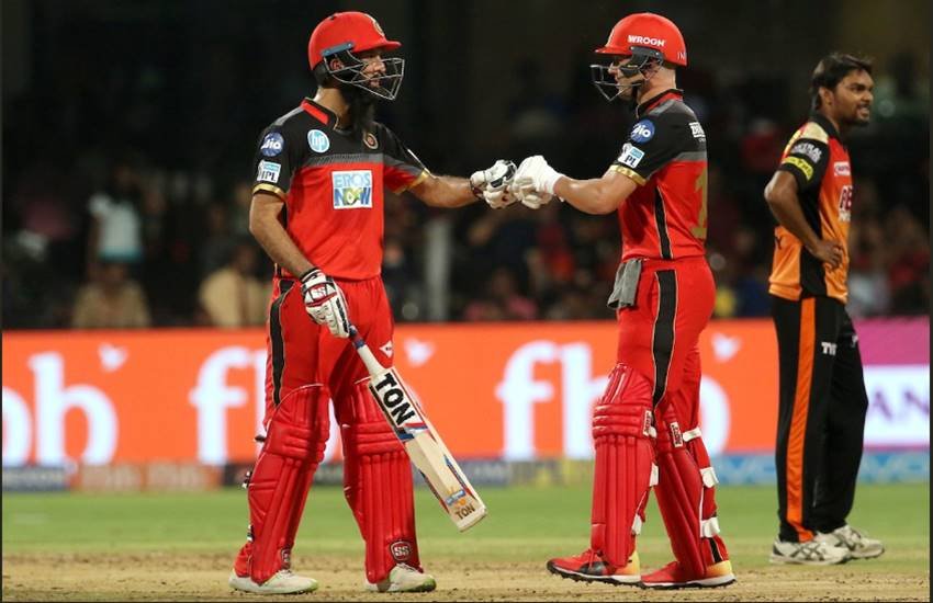 मोईन अली और एबी डीविलियर्स। (Photo Courtesy: IPL)