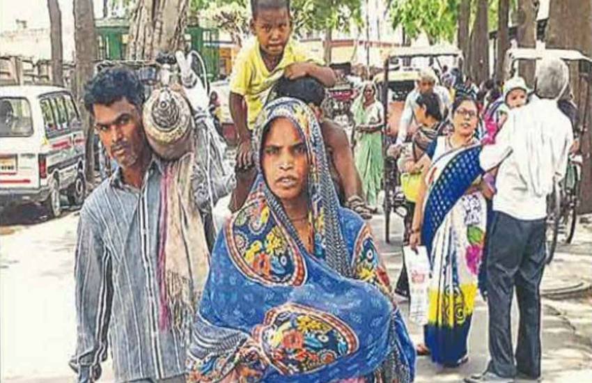 अपने बच्‍चे काे इलाज के लिए एसएन मेडिकल कॉलेज, आगरा में लेकर घूमता सूरज सिंह। फोटो- फेसबुक 
