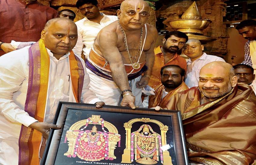 तिरुपति के भगवान वेंकेटेश्वर मंदिर में भाजपा अध्यक्ष अमित शाह का स्वागत किया गया। (फोटो सोर्स: पीटीआई)