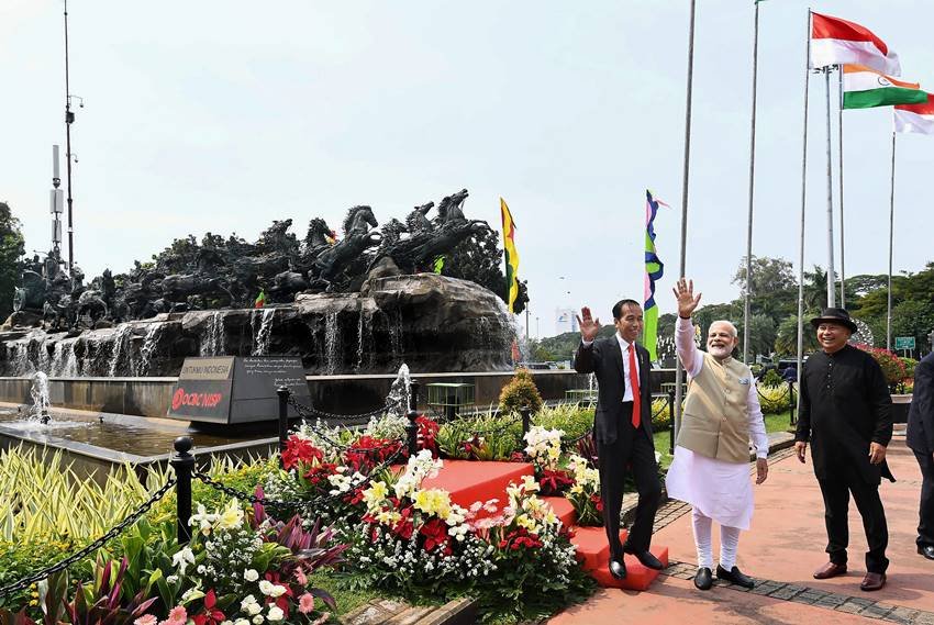 मस्जिद की यात्रा करते के बाद पीएम मोदी ने यहां के अर्जुन को भी देखा। यह रथ सेंट्रल जकार्ता में स्थित है। (Photo Source- PTI)