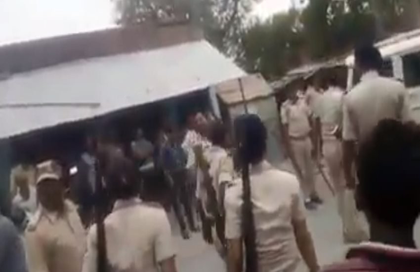 युवकों को गिरफ्तार करने पहुंची पुलिस। (वीडियो स्‍क्रीनशॉट)