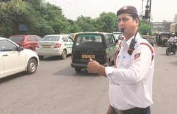 ट्रैफिक पुलिस रोके तो घबराएं नहीं! ये हैं आपके अधिकार