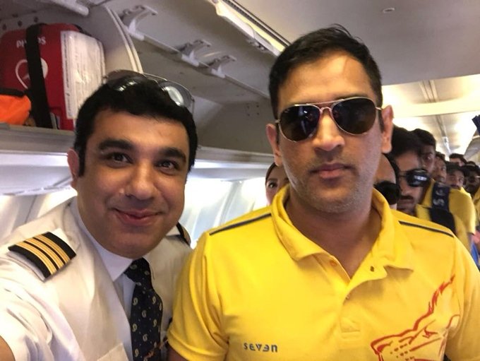 चेन्नई के कप्तान महेंद्र सिंह धोनी ने भी विमान में जीत का जश्न मनाया। (फोटो सोर्स- फेसबुक/@SarcasticIND)