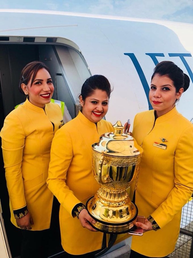 बता दें कि दो साल बाद लीग में वापसी करने वाली चेन्नई की यह तीसरी खिताबी जीत है। इससे पहले वो 2010 और 2011 में खिताब अपने नाम कर चुकी है। इसी के साथ वह सबसे ज्यादा आईपीएल खिताब जीतने के मामले में मुंबई इंडियंस के बराबर पहुंच गई है। दोनों टीमों के नाम सबसे ज्यादा तीन-तीन खिताब हैं। (फोटो सोर्स- फेसबुक/@SarcasticIND)