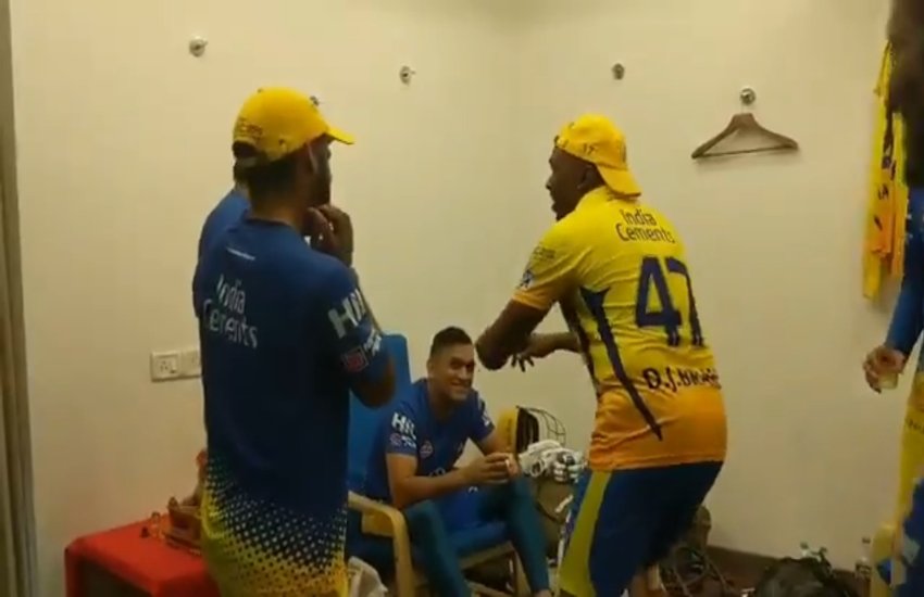 ड्रेसिंग रूम में धोनी और बाकी खिलाड़ी 