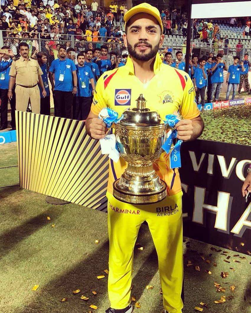 ट्रॉफी के साथ चेन्नई सुपरकिंग्स के खिलाड़ी ध्रुव शौर्य। (Photo- Instagram)