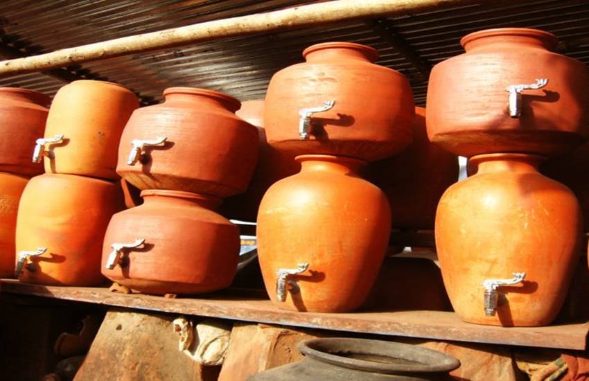 earthen pot, earthen pot water, earthen pot cold water, earthen pot cold water benefits in hindi, earthen pot during summers, earthen pot water for better health, water purifier, immunity, PH balancing, health tips in hindi, healthy lifestyle tips in hindi, lifestyle news in hindi, home remedies in hindi, natural remedies, healthy foods, healthy living, healthy life, lifestyle news in hindi, jansatta