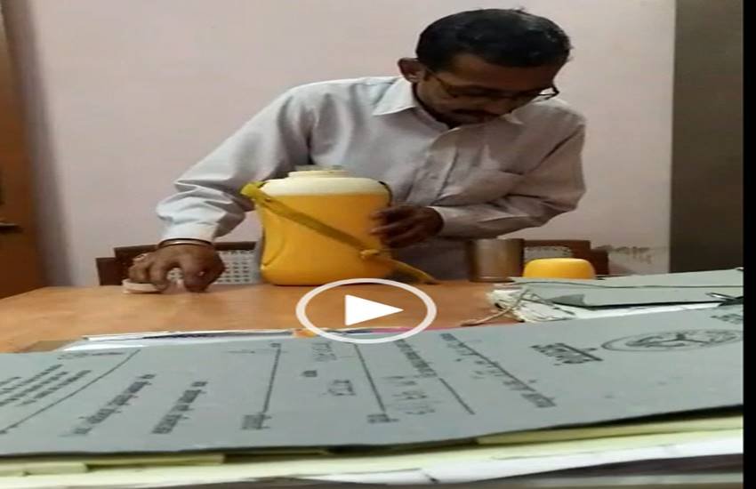 आरोपी चपरासी के खिलाफ जांच शुरू हो गई है।