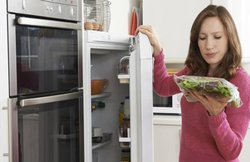 आप भी खाने की इन चीजों को फ्रिज में रखते हैं? आज ही छोड़ दें ये ‘अनहेल्दी’ आदत, जानिए क्यों