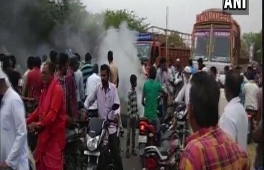 आंध्र प्रदेश में रेप के आरोपी की गिरफ्तारी की मांग को लेकर प्रदर्शन करते लोग। 
