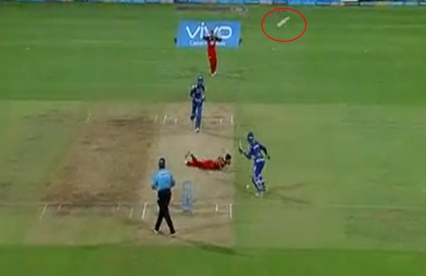 MI vs RCB, VIDEO: कई मीटर दूर गिरा हार्दिक पंड्या का बैट, बड़े भाई ने वापस किया बल्ला