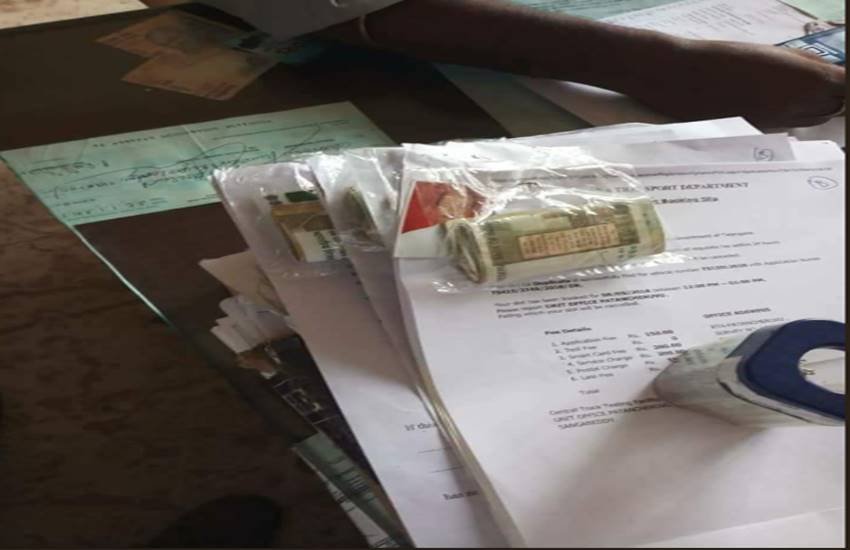 आवेदनों में नत्थी पैसे
फोटो सोर्स - Twitter