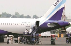इंदौर: फ्लाइट के टेक-ऑफ करने से पहले माइक पर चिल्‍लाया शख्‍स ने गर्लफ्रेंड से पूछा- मुझसे शादी करोगी
