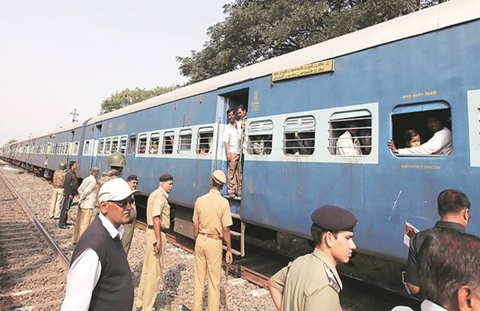 जवान ने सीट के लिए युवक को बता दिया आतंकी, देखते ही देखते छावनी में तब्दील हो गया स्टेशन