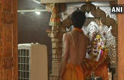 मंदिर के अंदर एसी, कूलर पर पुजारी का तर्क- भगवान को भी लगती होगी गर्मी