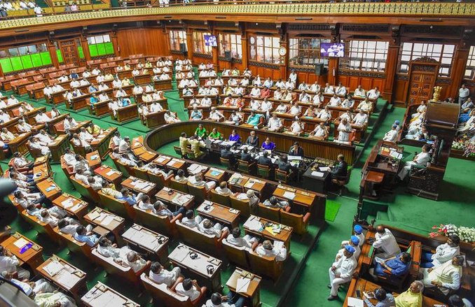 वायरल वीडियो का दावा: कर्नाटक विधानसभा में बजा रहा था राष्ट्रगान, उठकर जाने लगे बीजेपी के विधायक