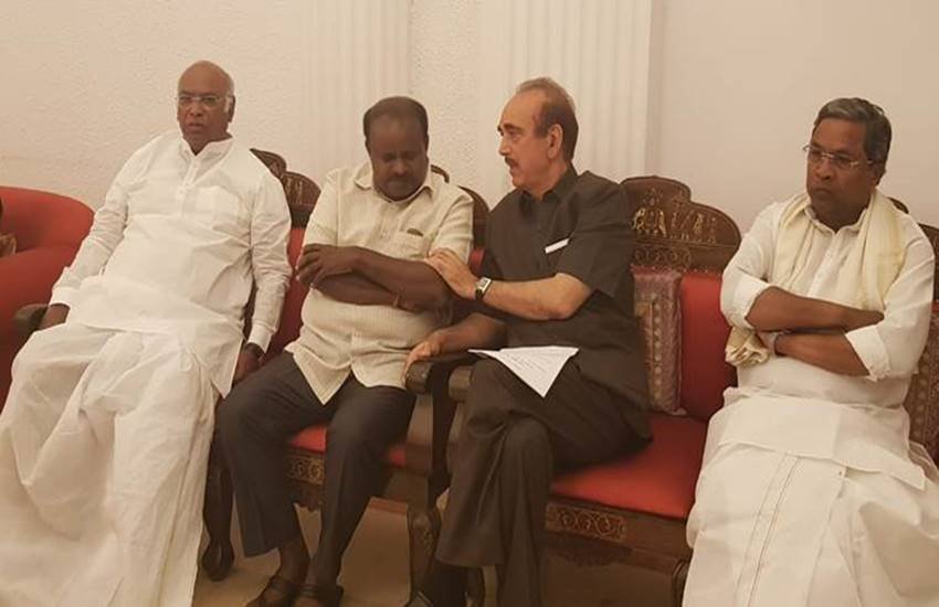 Karnataka Assembly Election Results 2018:राजभवन में राज्यपाल से मिलने का इंतजा करते कांग्रेस नेता गुलाब नबी आजाद, मल्लिकार्जुन और जेडीएस नेता कुमारस्वामी(फोटो-पीटीआई)