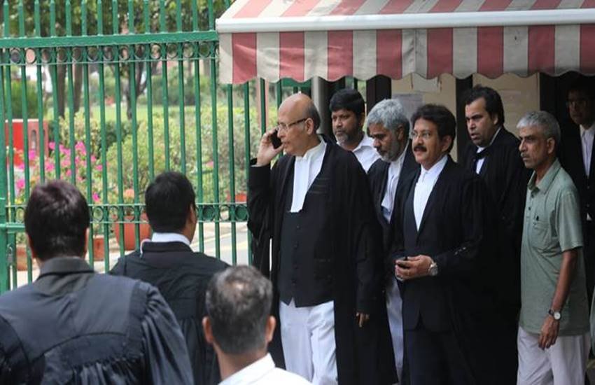 उच्चतम न्यायालय में आज कर्नाटक संकट पर ‘ हाई वोल्टेज ’ सुनवाई हुई। कांग्रेस की ओर यह केस अभिषेक मनु सिंदवी लड़ रहे हैं। 