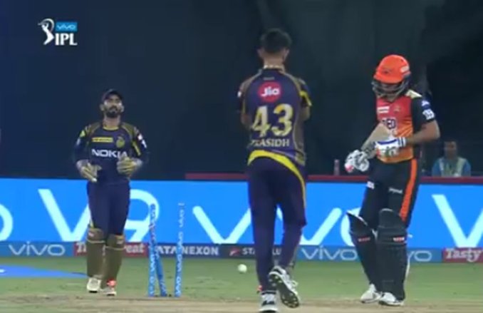 IPL 2018: पिच पर ‘सुस्त’ हुए भुवनेश्वर कुमार, दिनेश कार्तिक ने बिखेर दिये स्टंप्स, देखें मजेदार वीडियो
