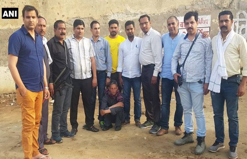 पुलिस ने आरोपी विजय सिंह (बैठा हुआ) को उत्तर प्रदेश से गिरफ्तार किया। 