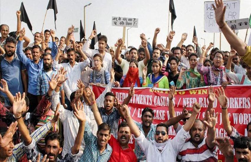 पंडितों के पलायन को रोकने के लिए अगर सैनिक शासन भी लागू करना जरूरी था उस समय, तो लागू करना चाहिए था, लेकिन जगमोहन ने यहां सख्ती न दिखा कर सख्ती दिखाई उन चीजों में, जहां सख्ती जुल्म बन गई थी। (File photo)
