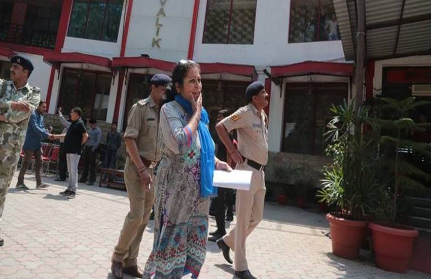 हिमाचल प्रदेश के कसौली में होटल से कब्जा कराने गईं टाउन प्लानर शैल बाला शर्मा की गोली मारकर हत्या कर दी गई (Express Photo: Jaipal Singh) हिमाचल प्रदेश के कसौली में होटल से कब्जा कराने गईं टाउन प्लानर शैल बाला शर्मा की गोली मारकर हत्या कर दी गई (Express Photo: Jaipal Singh)