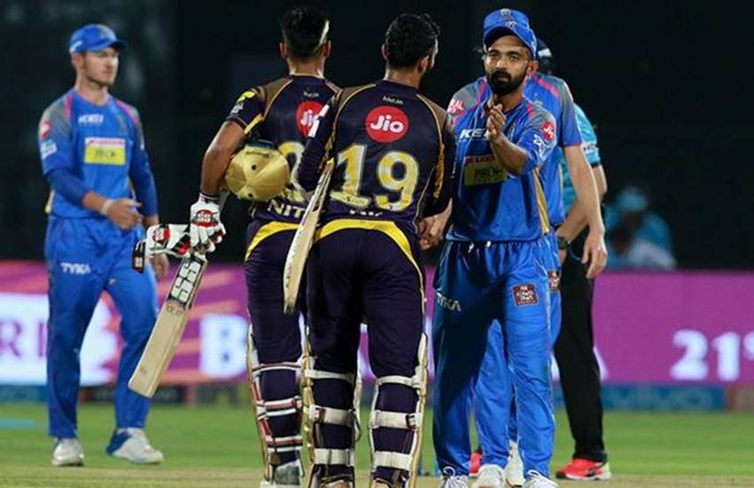 मैच के बाद केकेआर को बधाई देते राजस्थान के खिलाड़ी।