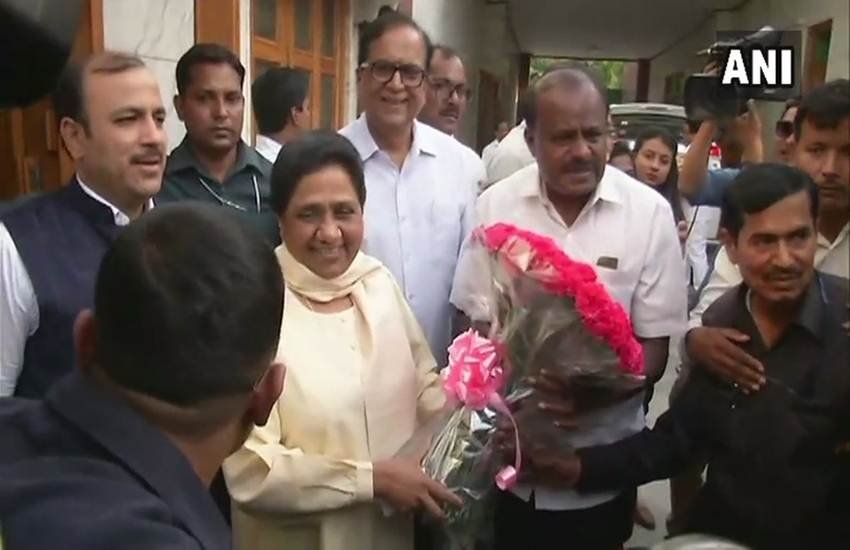 नई दिल्ली में बसपा सुप्रीमो से मिलते कर्नाटक के भावी सीएम एचडी कुमारस्वामी। (फोटो- ANI)