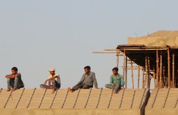 मजदूर दिवस: अपने रोजगार से दूर होकर गैरकानूनी रोजी अपना रहे लोग, इस नई समस्‍या का हल सोचा है कभी?