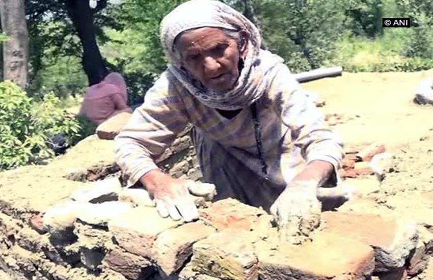 Open Defecation, Jammu and Kashmir, rakkhi, old lady, toilet, Swachh Bharat Mission, Swachh Bharat, hindi news, Jansatta