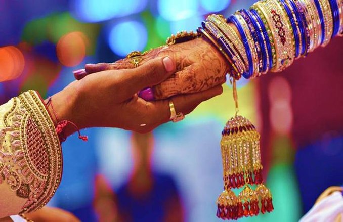 लड़की ने भाग कर की शादी, गांववालों ने पास किया लव मैरेज पर बैन का फरमान