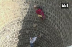 VIDEO: बूंद-बूंद के लिए तरस रहे लोग, जान खतरे में डाल कुएं में उतर यूं भर रहे पानी