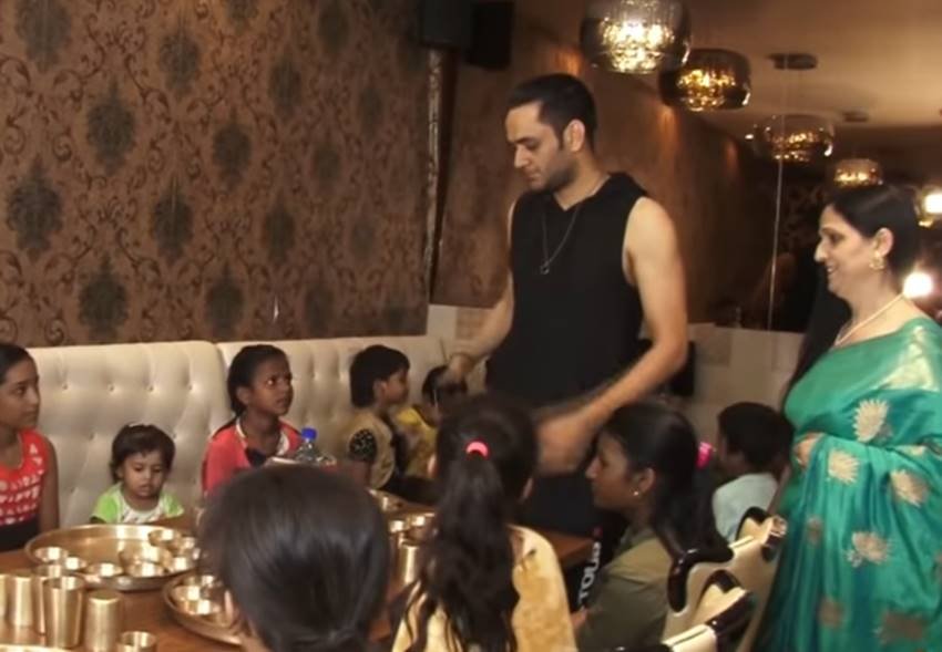 vikas gupta, vikas gupta with poor children, vikas gupta latest pics, vikas gupta show, vikas gupta series, vikas gupta with his mother, vikas gupta maharaja bhog