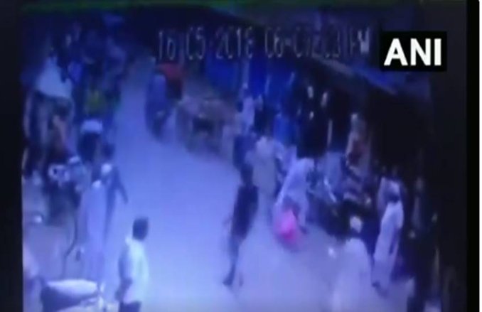 VIDEO: इतना पीटा कि मर ही गई महिला, वीडियो में कैद हुई हैवानियत