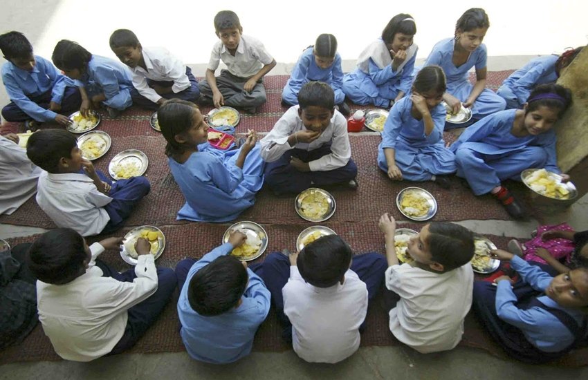मिड-डे मील करते हुए बच्चे (प्रतीकात्मक तस्वीर/एक्सप्रेस आर्काइव फोटो)