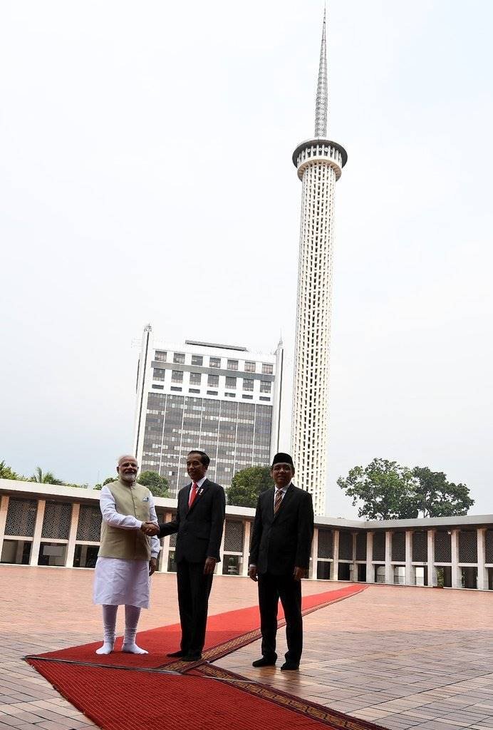 बता दें कि इन दिनों रमजान का पवित्र माह चल रहा है ऐसे में पीएम मोदी ने यहां का भी दौरा किया और यहां के लोगों को बधाई दी। (Phpto Source- Raveesh Kuamr Twitter)